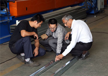 Indian customers inspect CU purlin machine